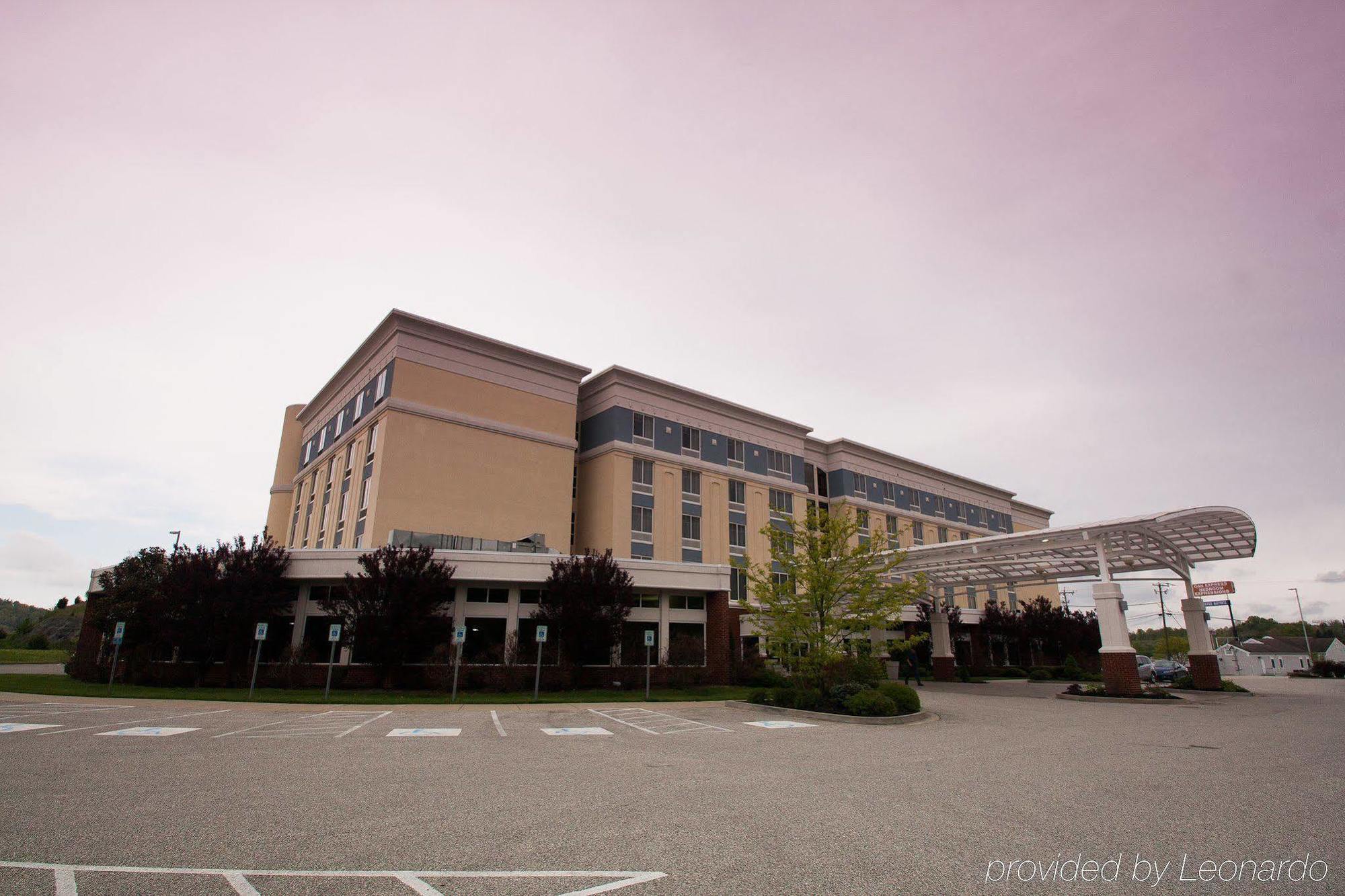 Delta Hotels By Marriott Huntington Mall Barboursville Exterior photo